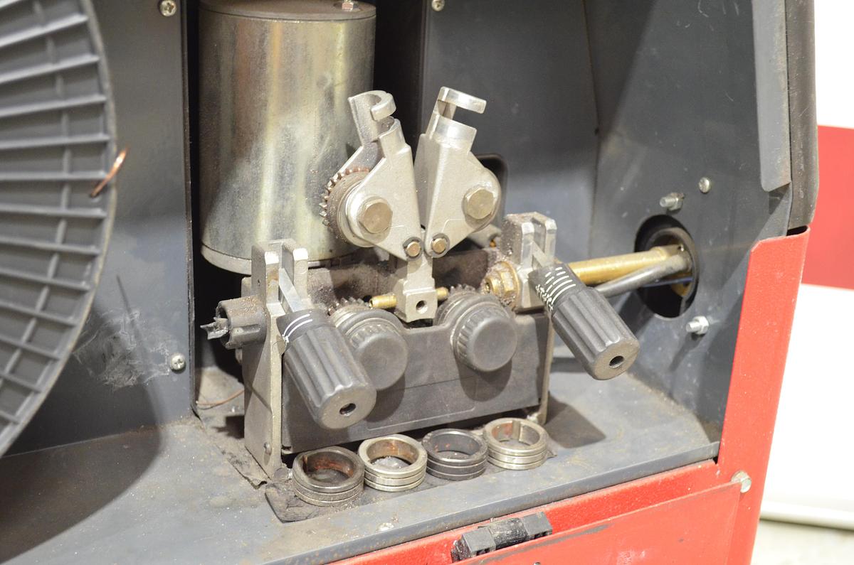 Usado Maquina soldar hilo sinergica Elettro Synergic MIG 415