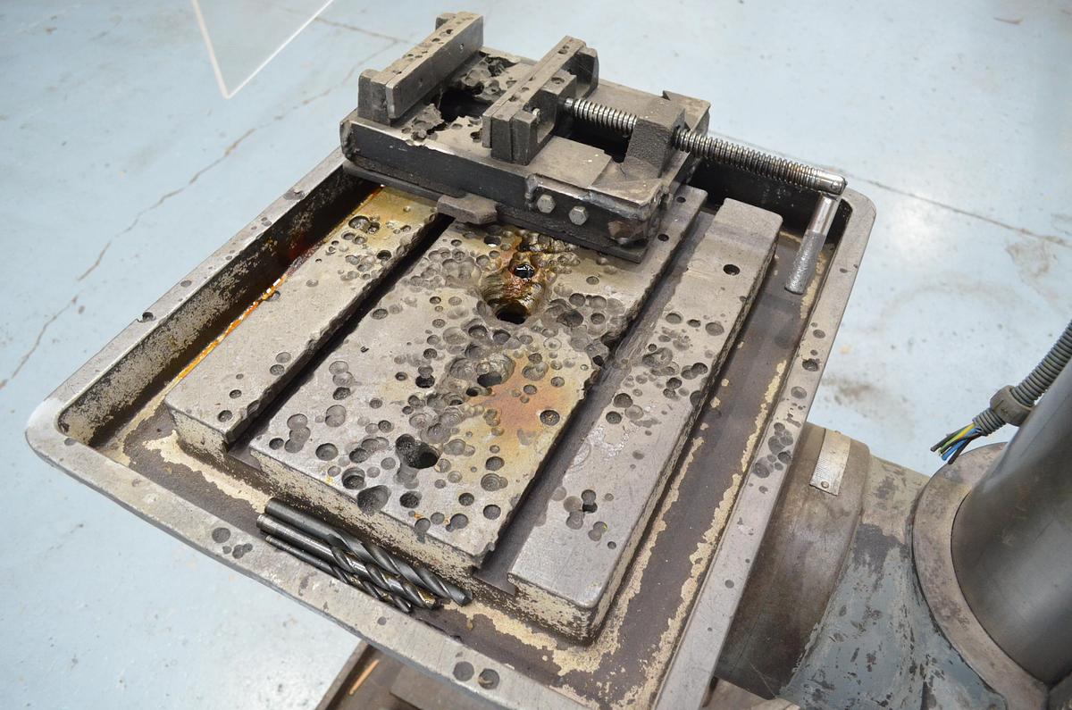 Usado Taladro columna engranajes MUGUI M-40-A