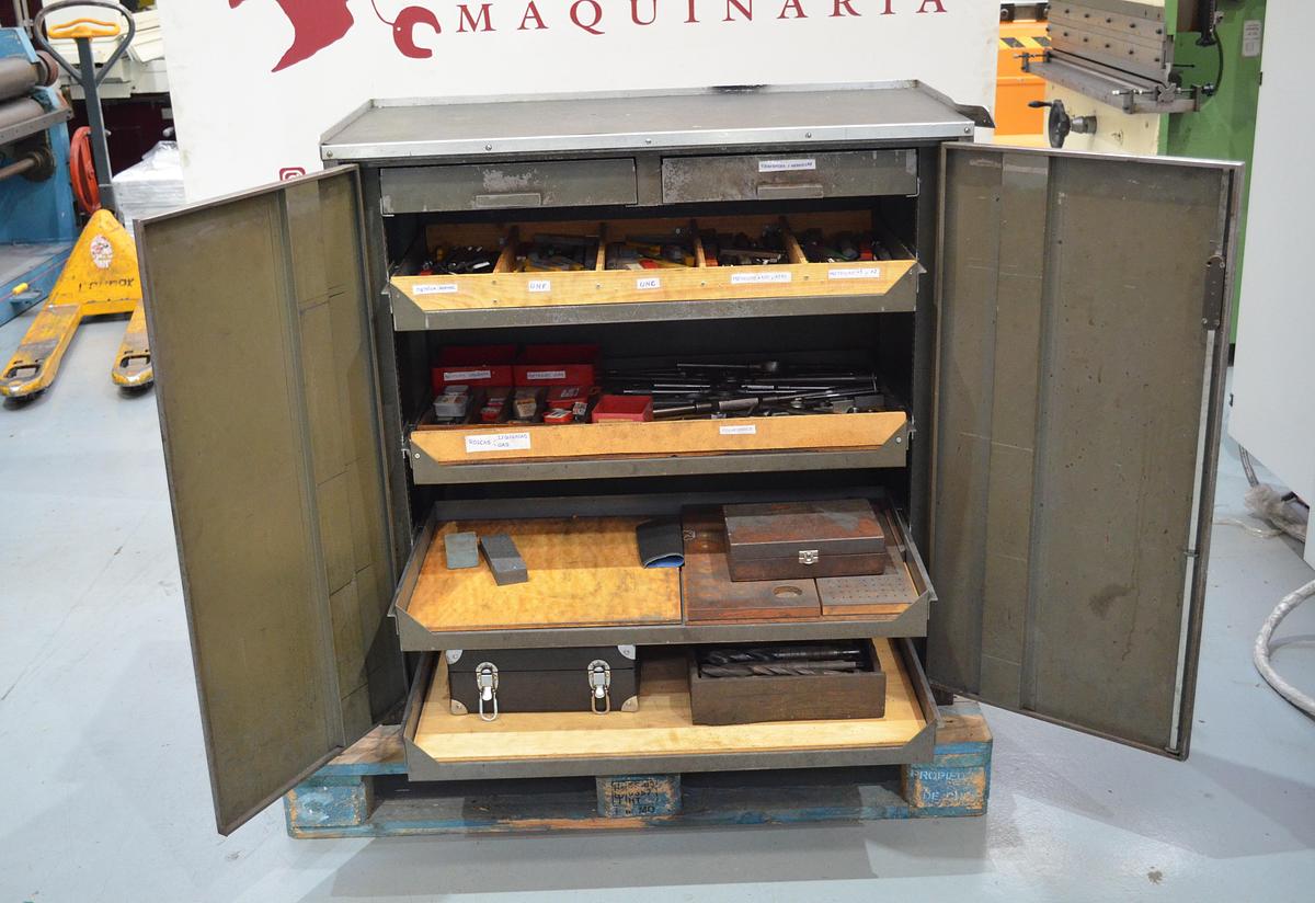 Usado Armario metálico con bandejas y accesorios 1000x500x1000(h)mm