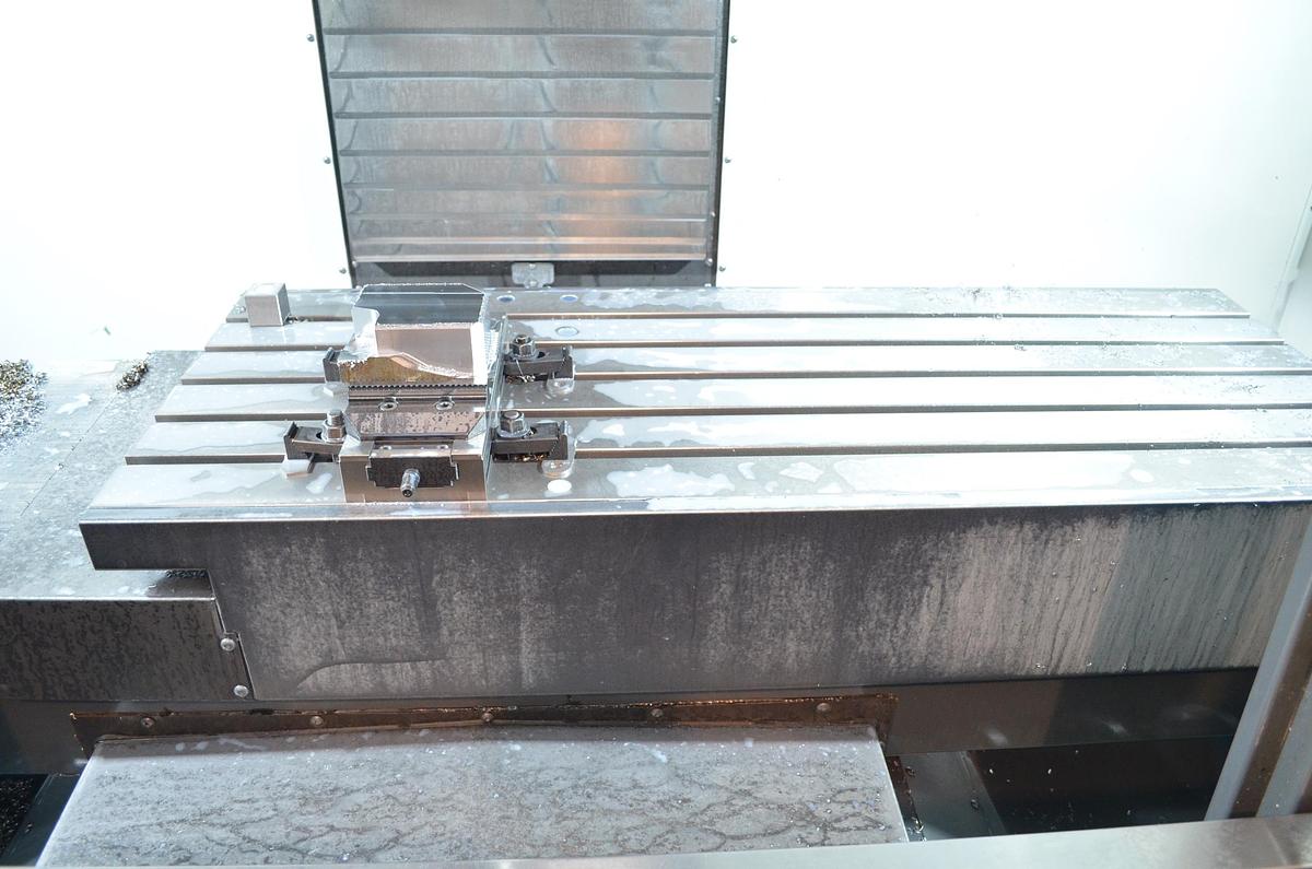 Usado Centro mecanizado Haas VF-4