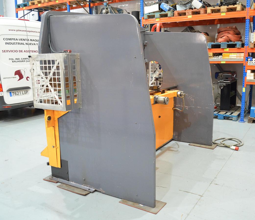 Usado Plegadora Mebusa 90-25 de 2500x90tn