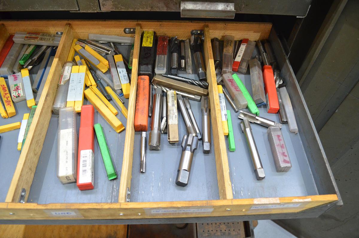 Usado Armario metálico con bandejas y accesorios 1000x500x1000(h)mm