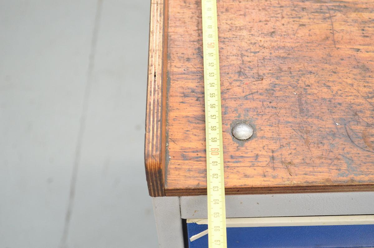 Usado Armario metalico Unceta con ruedas 600x600x900(h)mm