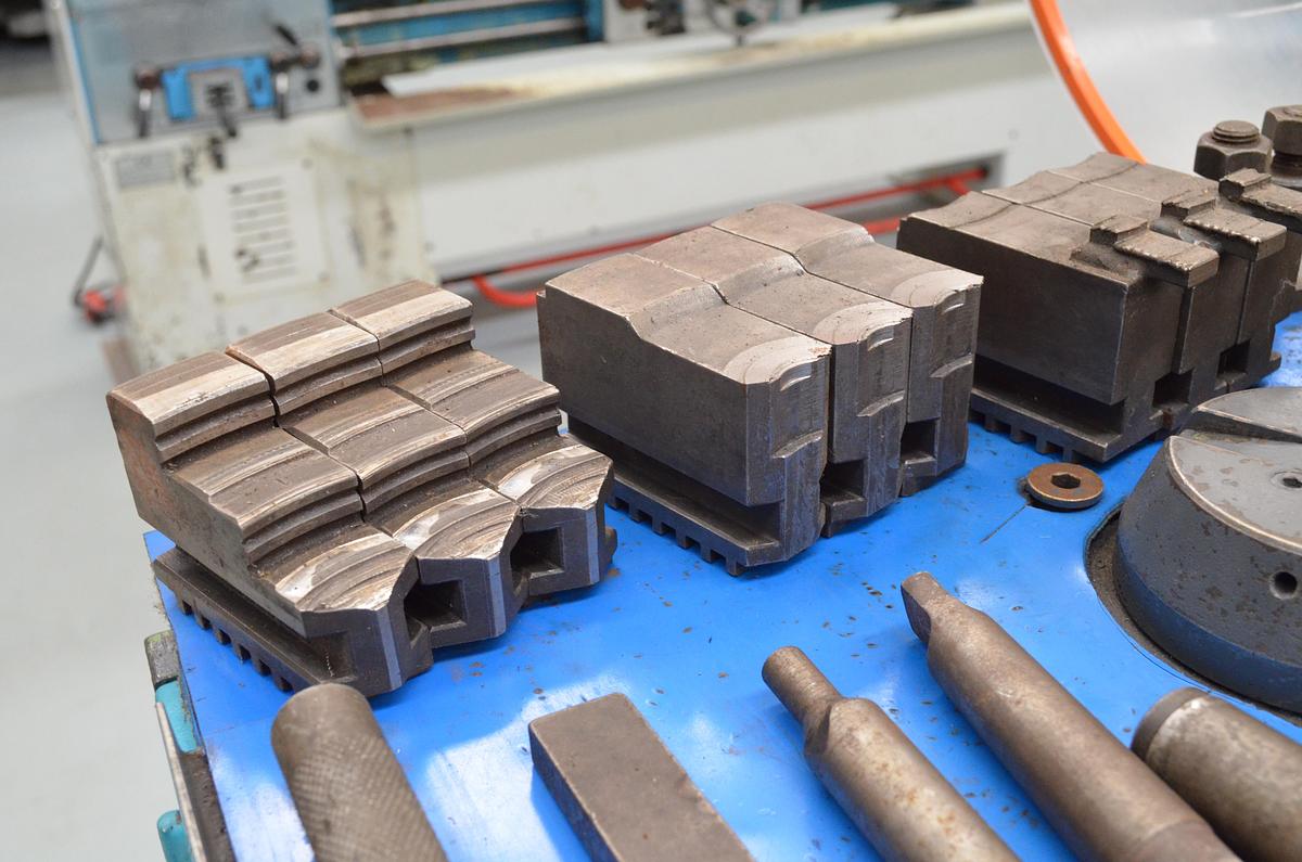 Usado Torno Pinacho L1-225 de 1650mm e.p. Azul