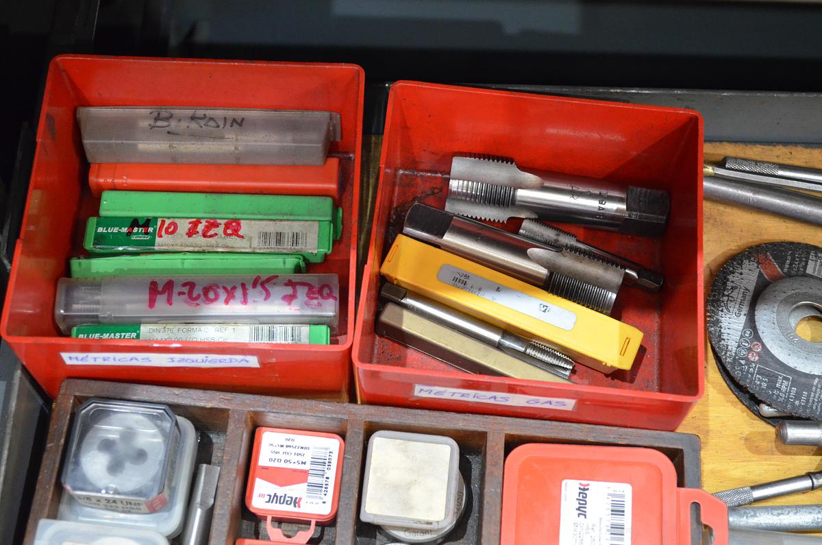 Usado Armario metálico con bandejas y accesorios 1000x500x1000(h)mm