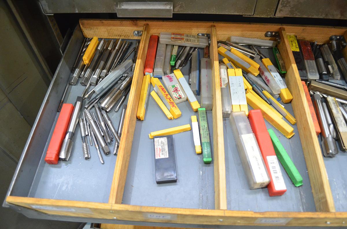 Usado Armario metálico con bandejas y accesorios 1000x500x1000(h)mm