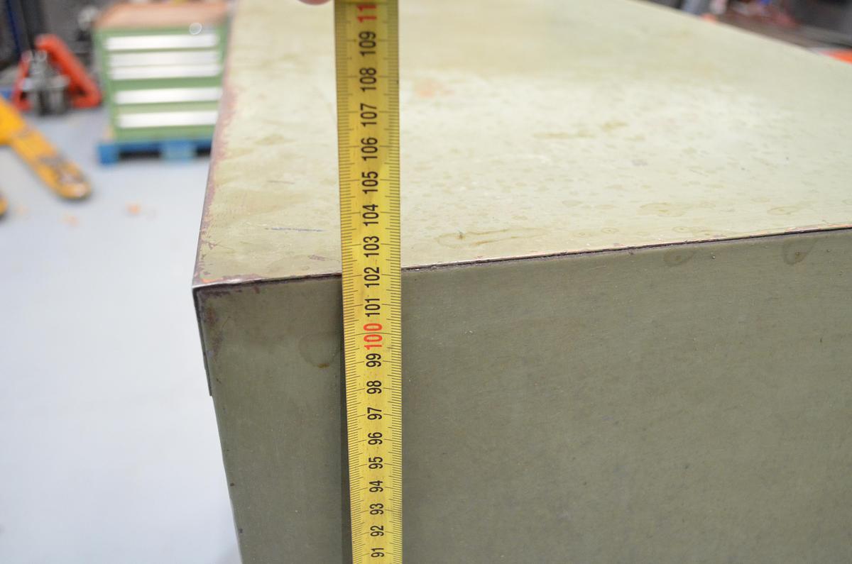 Usado Armario metálico con persiana 1200x450x1020(h)mm