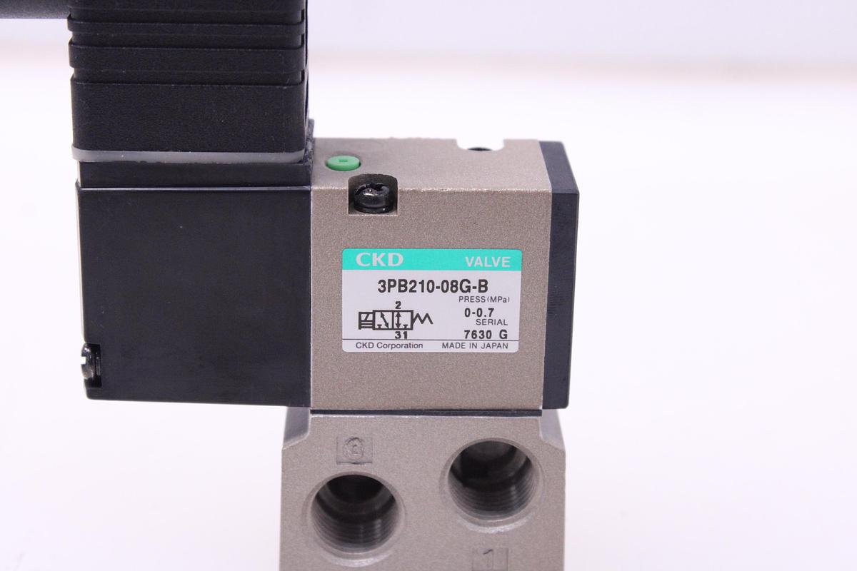 Usado Electroválvula CKD 3PB210-08G-B-AC220V