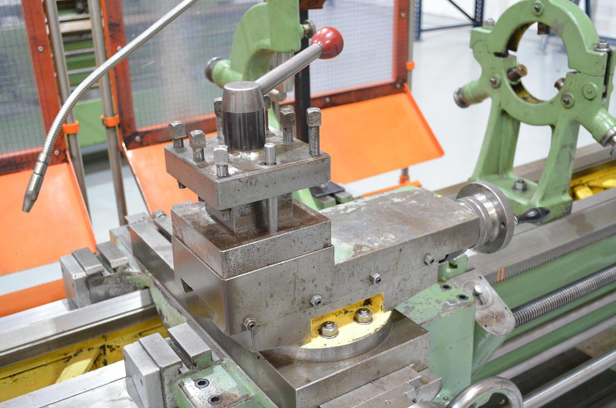 Usado Torno AP E-2 de 2.200mm e.p. con CE