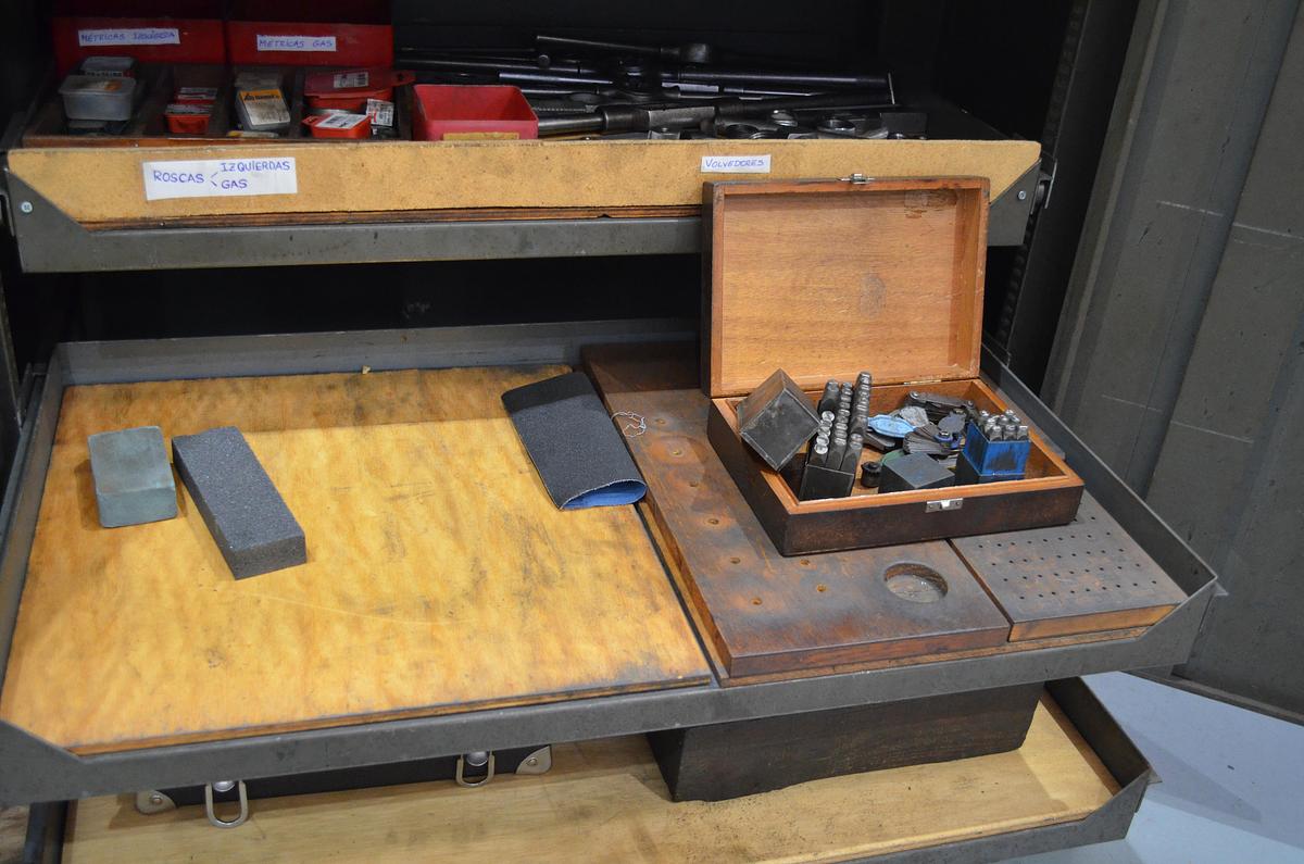 Usado Armario metálico con bandejas y accesorios 1000x500x1000(h)mm