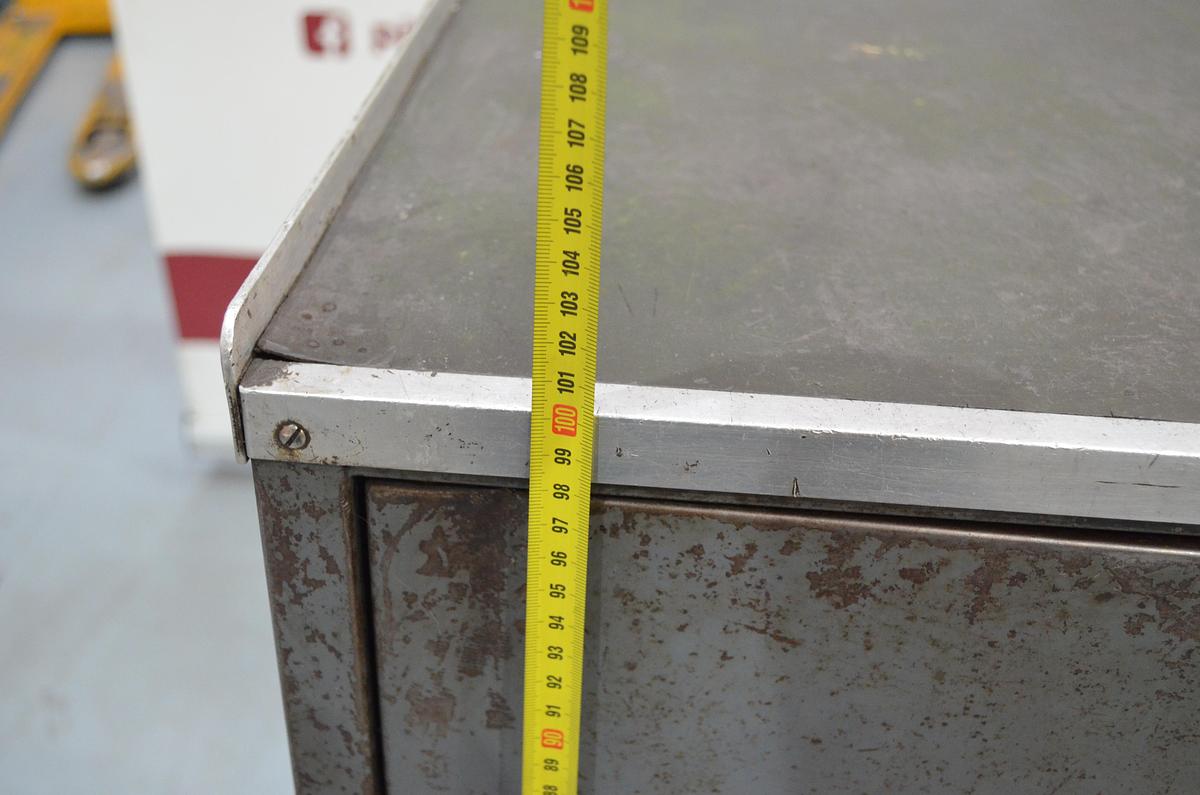 Usado Armario metálico con bandejas y accesorios 1000x500x1000(h)mm