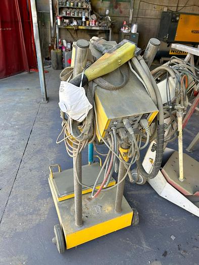 Usado Línea pintura en polvo con cabina y horno secado