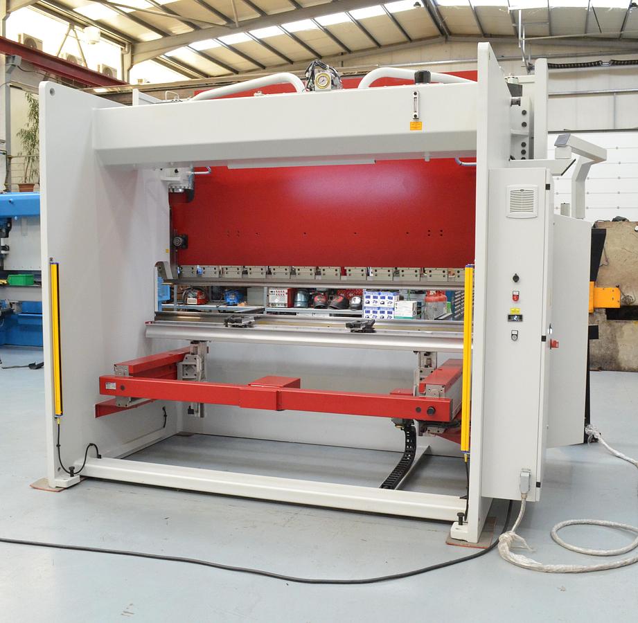 Plegadora Hidráulica MVD SERIE B - 3.100x135Tn