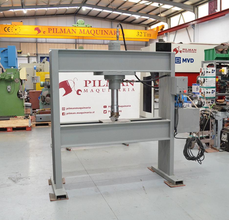 Usado Prensa casera 60tn luz 1560mm