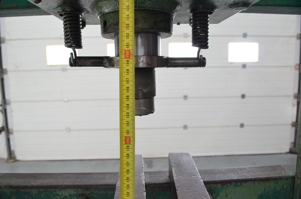 Usado Prensa manual Hermed 30tn