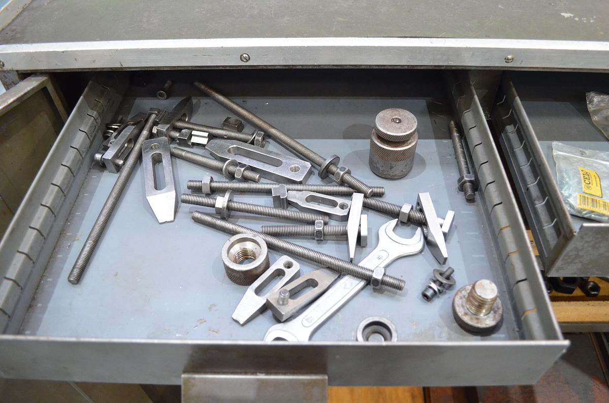 Usado Armario metálico con bandejas y accesorios 1000x500x1000(h)mm