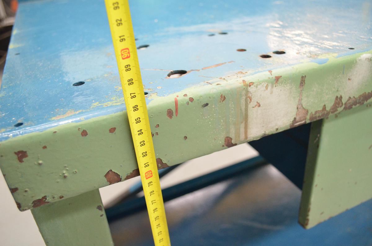 Usado Banco trabajo azul 2000mm con tornillo Forjado