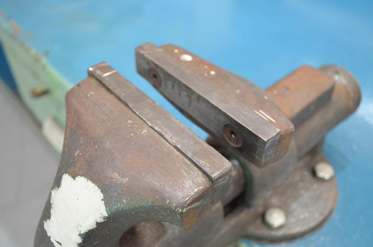 Usado Banco trabajo azul 2000mm con tornillo Forjado