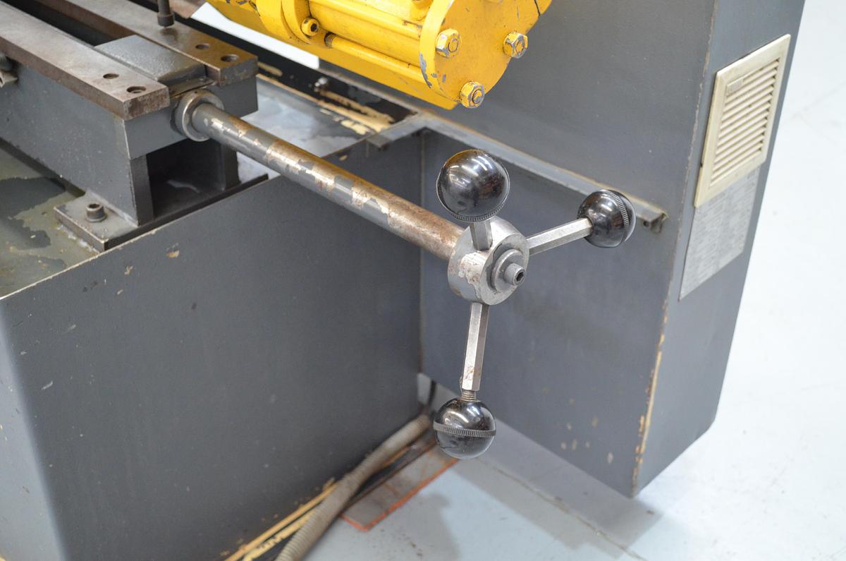 Usado Sierra cinta usada semi-automática MG BMSO 320L