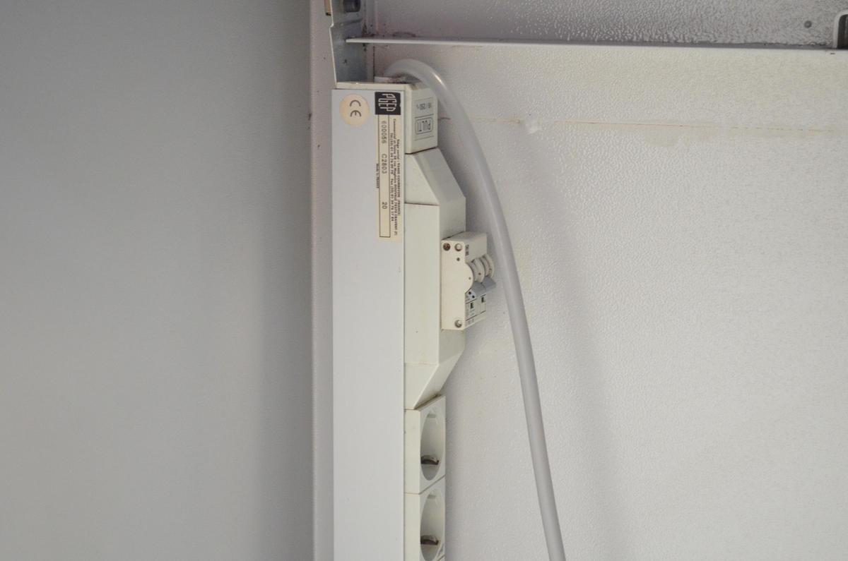 Usado Armario metalico Unceta con ruedas 600x600x900(h)mm