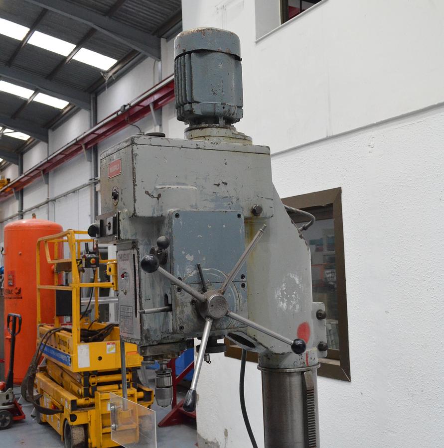 Usado Taladro columna engranajes MUGUI M-40-A