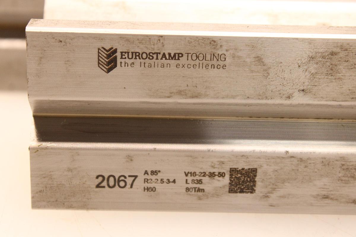 Usado Matrices EUROSTAMP 2067 85º - 7 Tramos