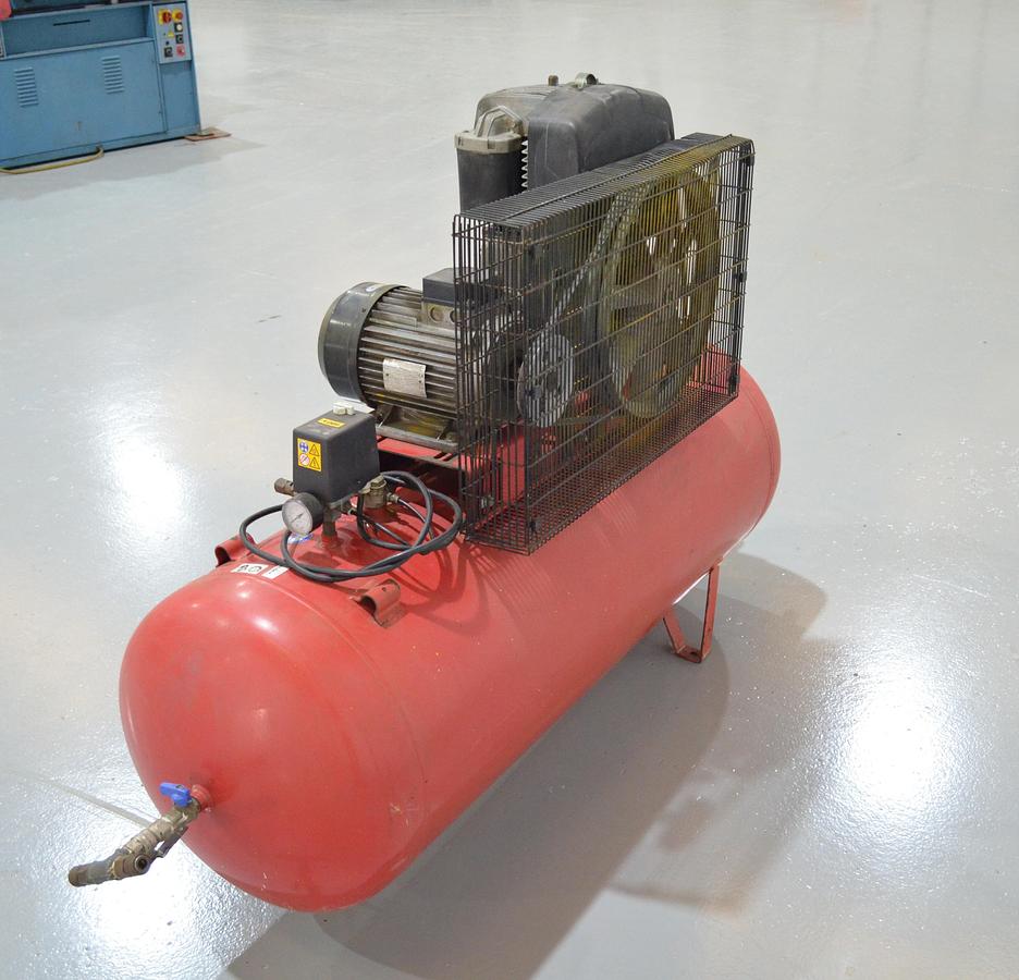 Usado Compresor piston Fini 5.5Hp - Calderín 270L