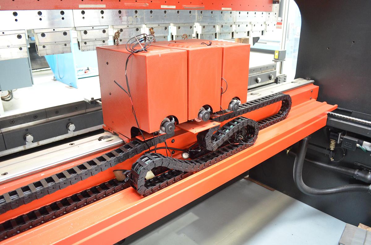 Usado Plegadora hidráulica Amada Schiavi NMP 125