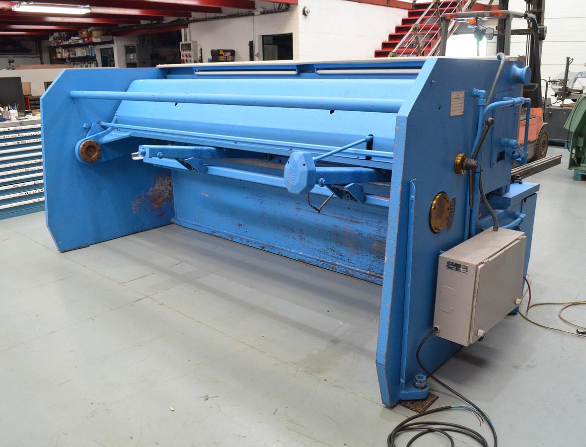 Usado Cizalla hidraulica corte pendular Ajial CB-630 3000x6