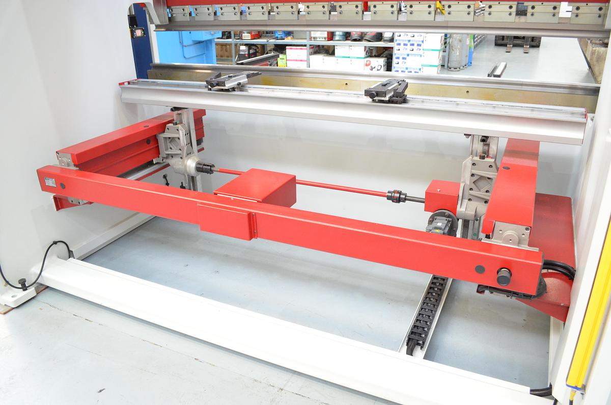 Plegadora Hidráulica MVD SERIE B - 3.100x135Tn