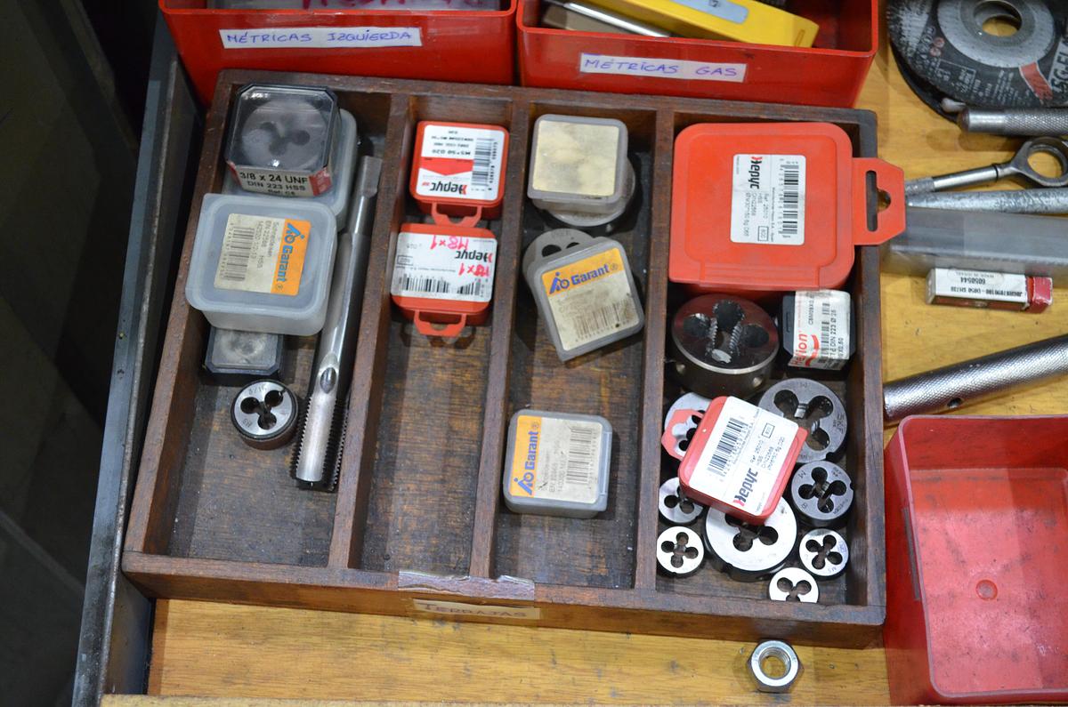 Usado Armario metálico con bandejas y accesorios 1000x500x1000(h)mm