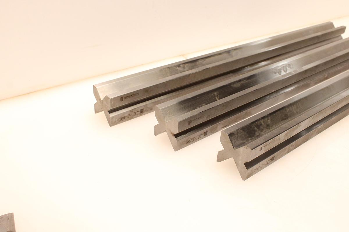 Usado Matrices EUROSTAMP 2067 85º - 7 Tramos