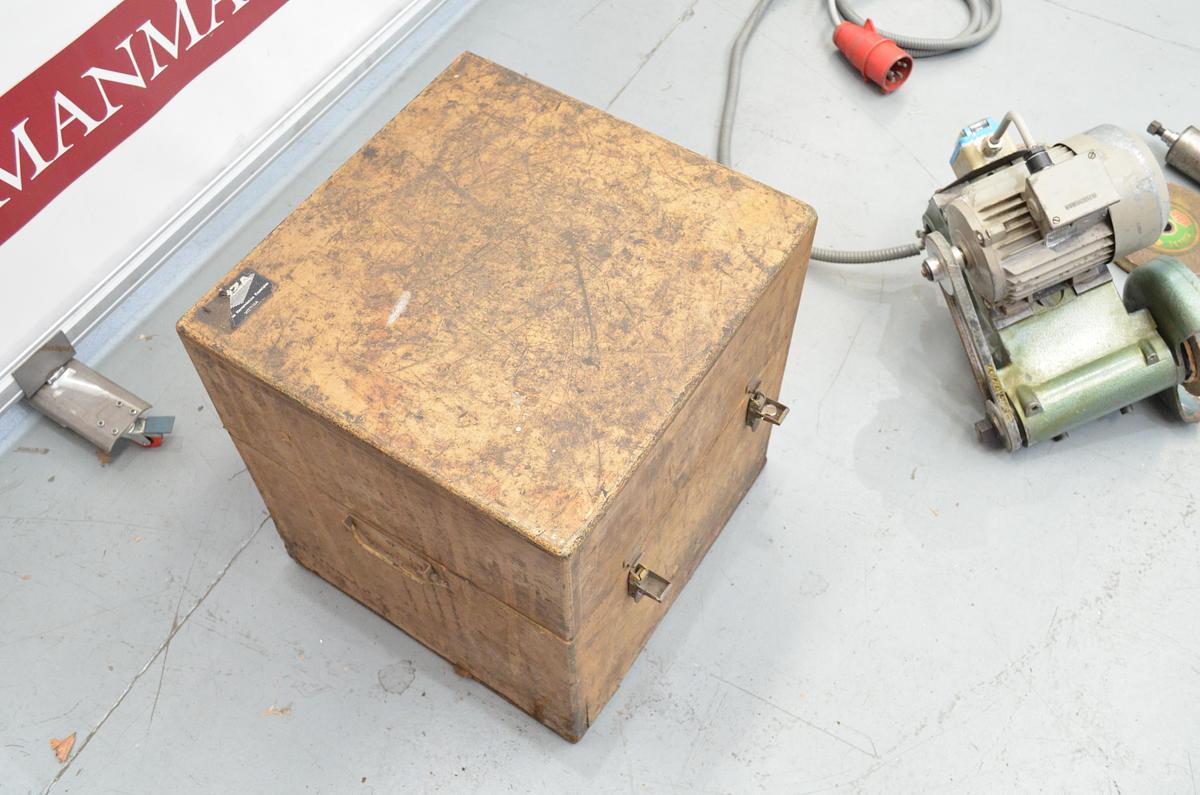 Usado Rectificadora muela sobre torno INTZA