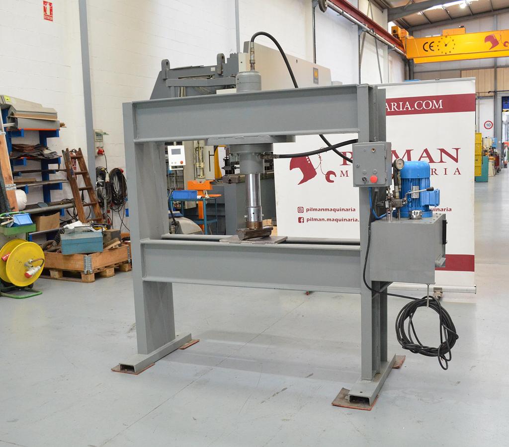 Usado Prensa casera 60tn luz 1560mm