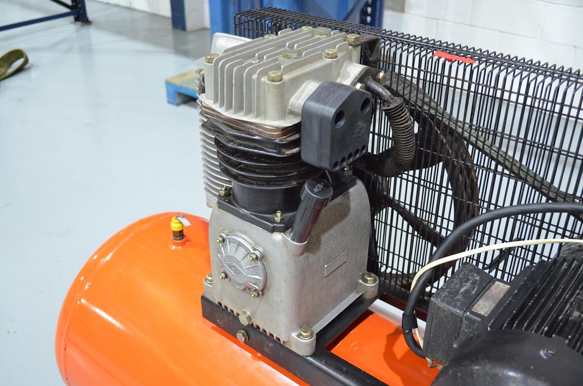 Usado Compresor pistón JOSVAL 5.5Hp 300L