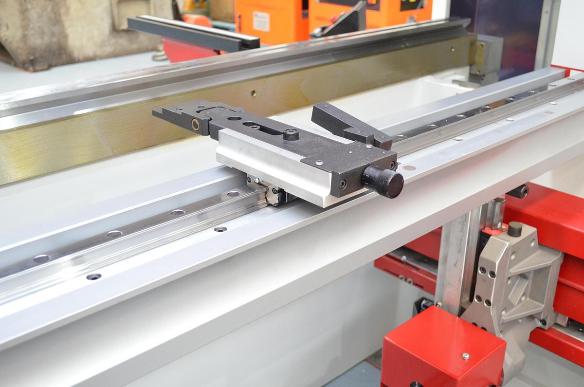 Plegadora Hidráulica MVD SERIE B - 3.100x175Tn