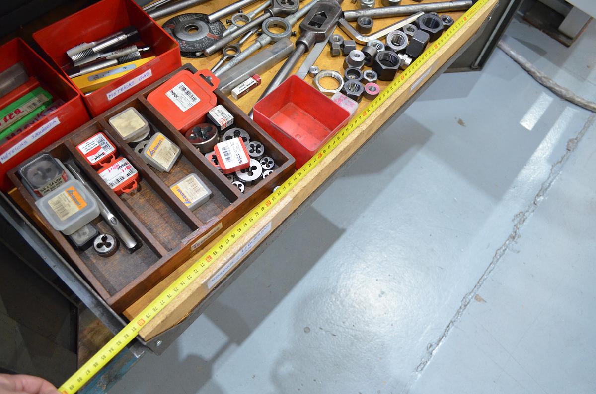 Usado Armario metálico con bandejas y accesorios 1000x500x1000(h)mm