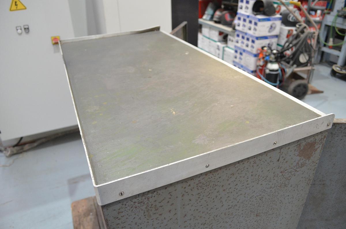 Usado Armario metálico con bandejas y accesorios 1000x500x1000(h)mm