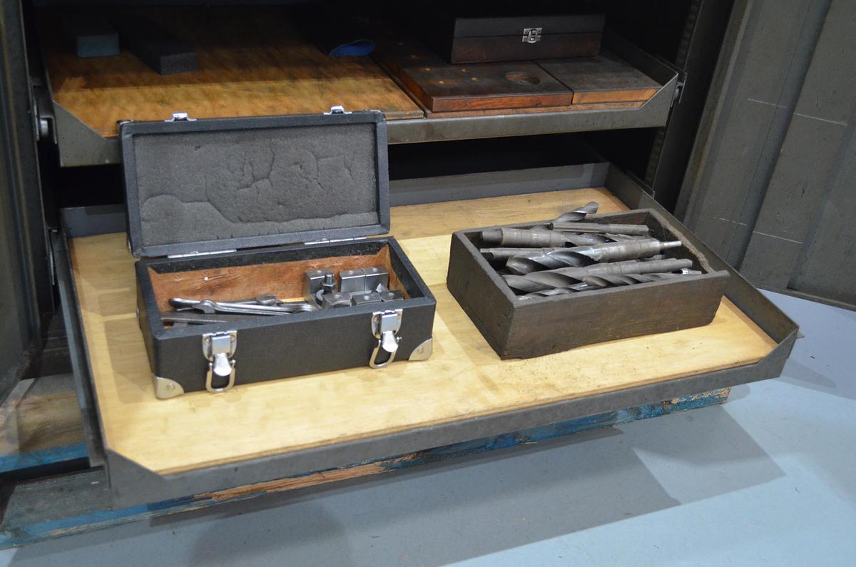 Usado Armario metálico con bandejas y accesorios 1000x500x1000(h)mm