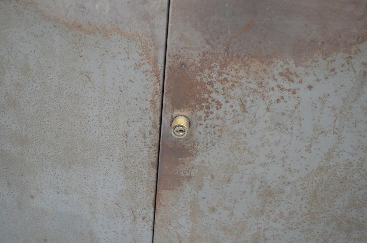 Usado Armario metálico con bandejas y accesorios 1000x500x1000(h)mm