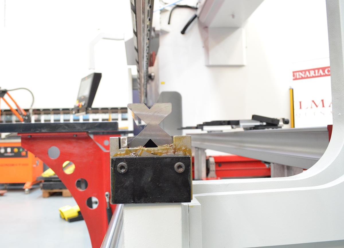 Plegadora Hidráulica MVD SERIE B - 3.100x135Tn