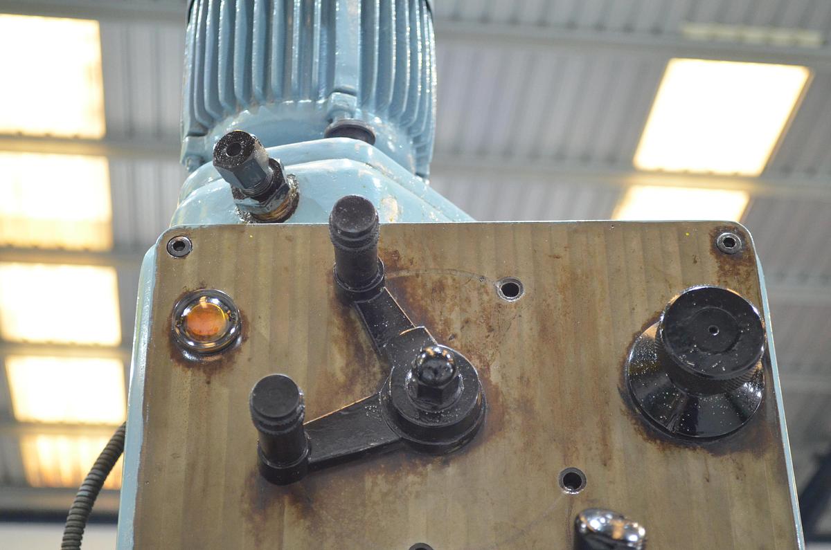 Usado Taladro radial TAGO M-900 broca 40mm