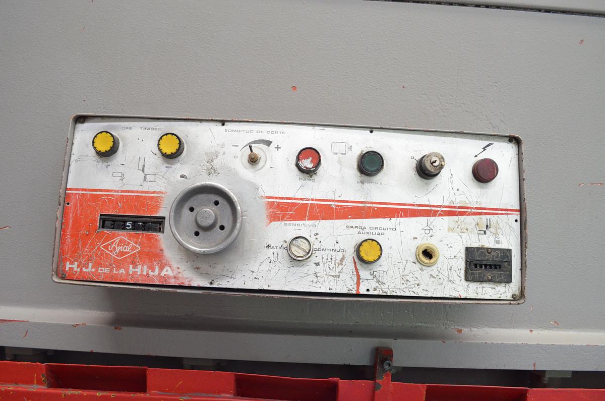 Usado Cizalla hidraulica corte pendular Ajial CB-630 3000x6