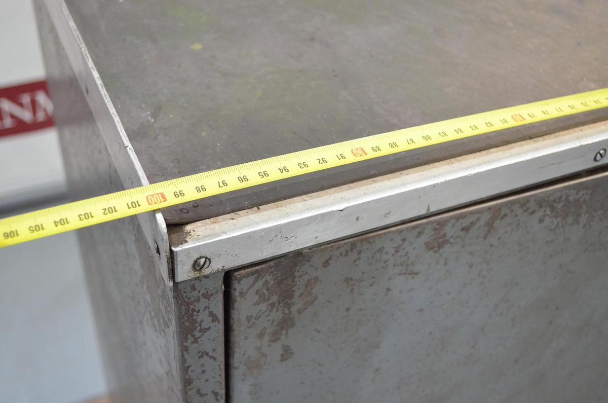 Usado Armario metálico con bandejas y accesorios 1000x500x1000(h)mm