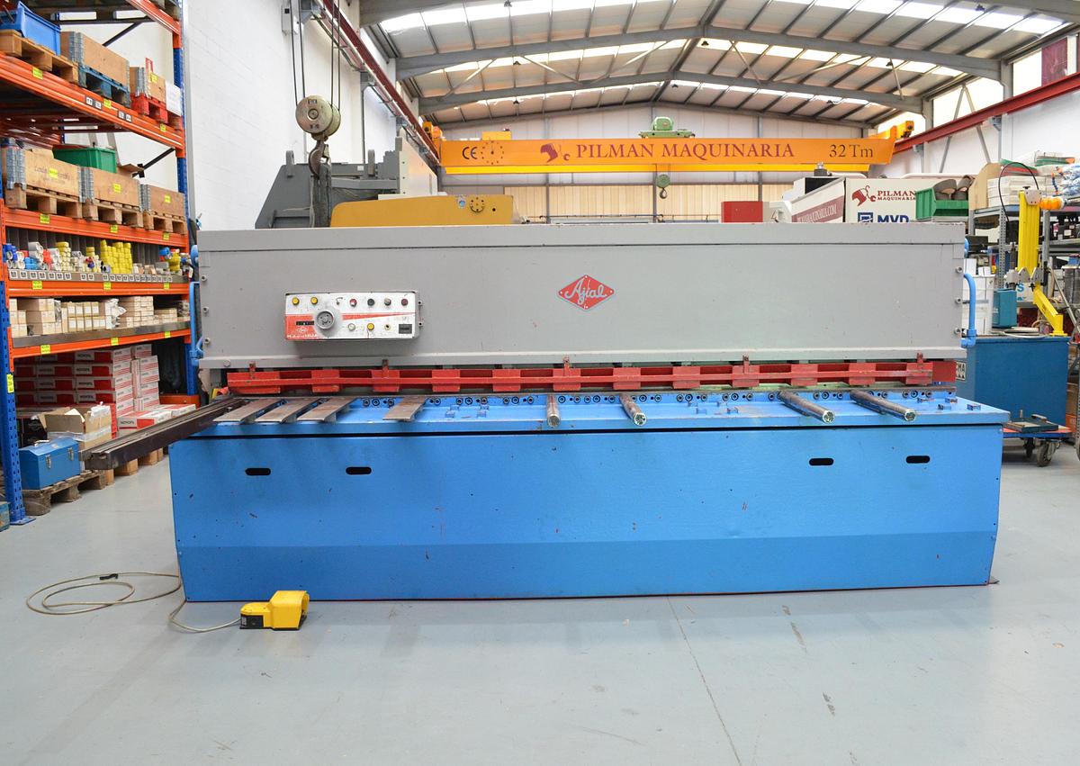 Usado Cizalla hidraulica corte pendular Ajial CB-630 3000x6