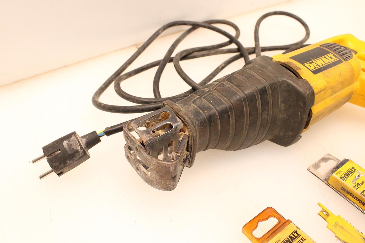 Usado Sierra de Sable DeWalt DW303-QS