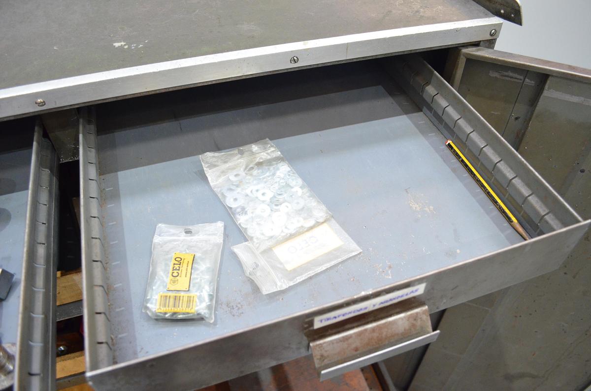 Usado Armario metálico con bandejas y accesorios 1000x500x1000(h)mm