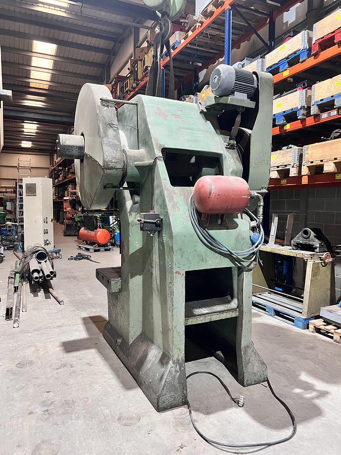 Usado Prensa excentrica ULECIA 150Tn Embrague neumático