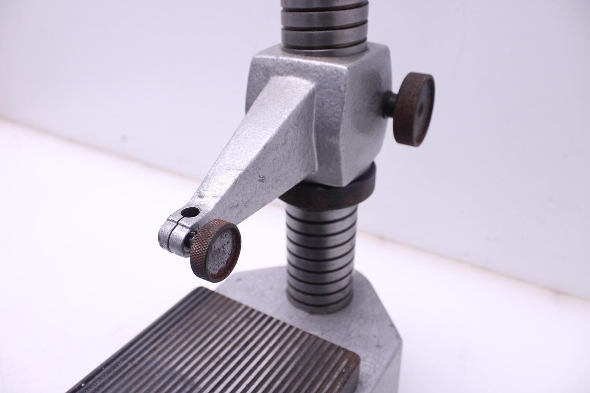 Usado Medidor de Altura con mesa metalica MAHR