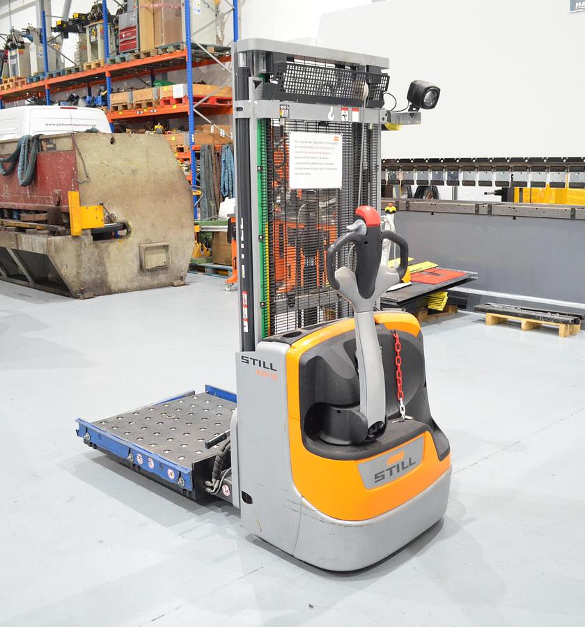 Usado Apilador Still EXV 12 con accesorio para matrices Comtec